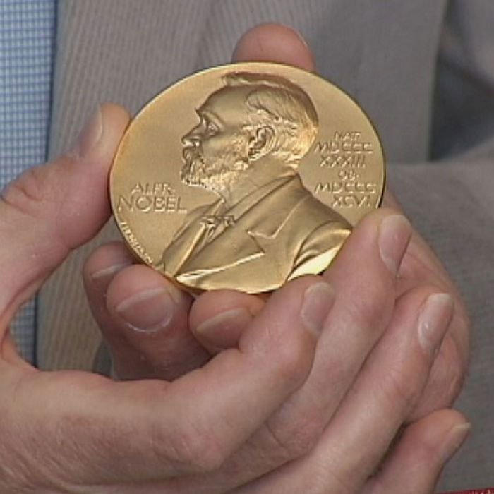 Nỗi khổ của giáo sư mang huy chương vàng Nobel qua sân bay Mỹ