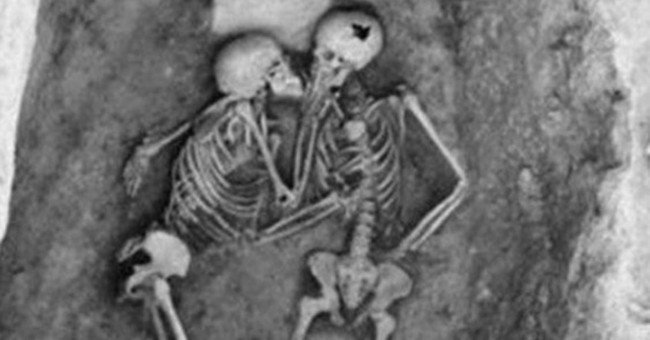 Nụ hôn vĩnh cửu của cặp tình nhân bên nhau 2.800 năm