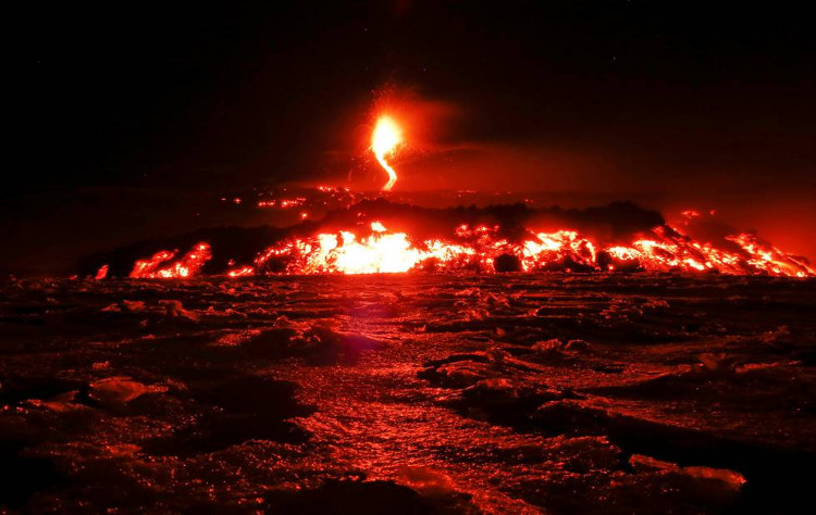 Núi lửa đảo Sicily đột ngột phun trào, 10 người bị thương