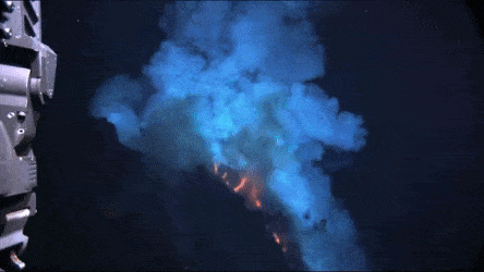 Nước dập được lửa vậy mà tại sao vẫn có núi lửa phun trào dưới lòng đại dương?