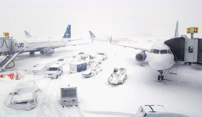 Nước Mỹ chìm trong bom bão tuyết: Sân bay phủ tuyết trắng, hơn 4,000 chuyến bay bị hủy