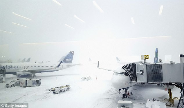 Nước Mỹ chìm trong bom bão tuyết: Sân bay phủ tuyết trắng, hơn 4,000 chuyến bay bị hủy