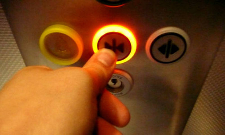 Nút đóng trong cửa thang máy thật sự chỉ để làm cảnh
