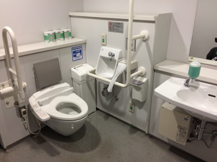 Ở Nhật Bản, giám đốc cũng phải đi cọ toilet! Lý do là...