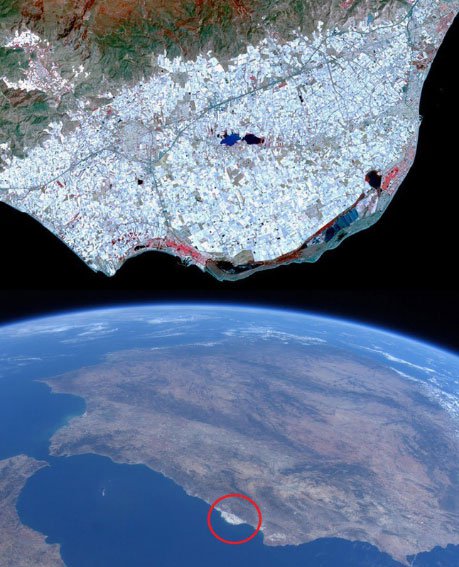 Ở Tây Ban Nha có một khu vực nhà kính trồng cây san sát, nhìn thấy được từ quỹ đạo