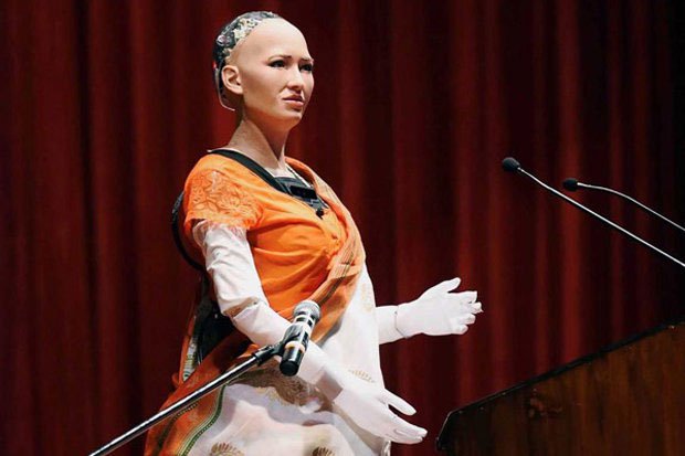 Phản ứng bất ngờ của nữ công dân robot khi được cầu hôn giữa hội nghị