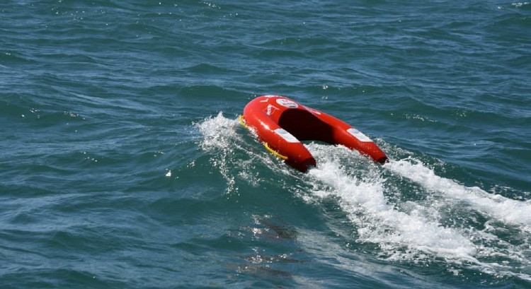 Phao cứu sinh thông minh có thể tự bơi đến vị trí người bị nạn