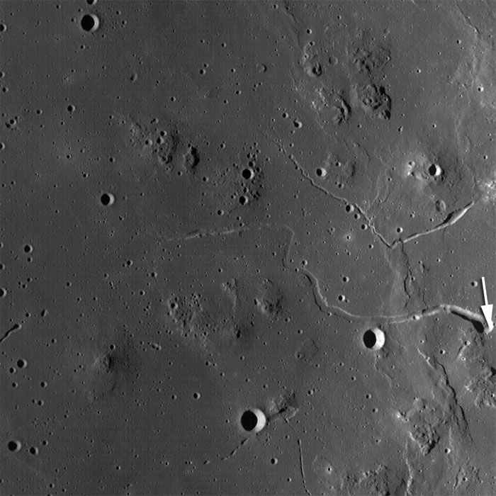 Phát hiện hang động sâu 50km trên Mặt Trăng