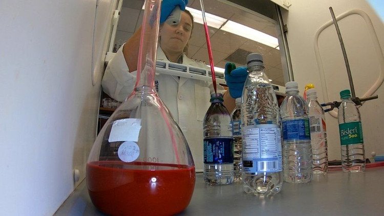 Phát hiện hạt nhựa siêu nhỏ trong hàng loạt sản phẩm nước đóng chai