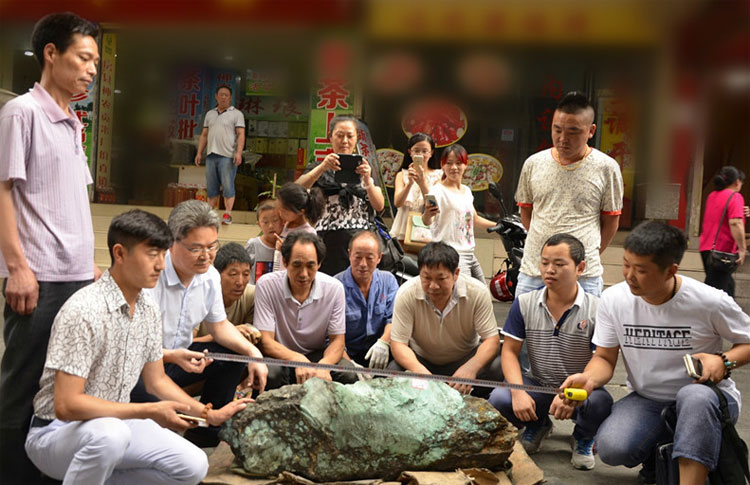 Phát hiện khối đá ngọc lam khổng lồ ở Trung Quốc