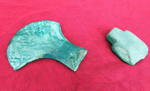 Phát hiện rìu đồng, rìu đá 2.000-3.000 tuổi ở Nghệ An