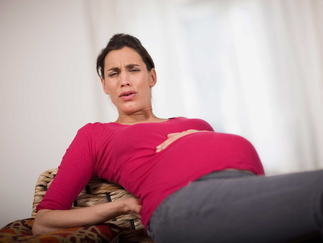Phụ nữ mang thai đau lưng: Nguyên nhân và cách khắc phục