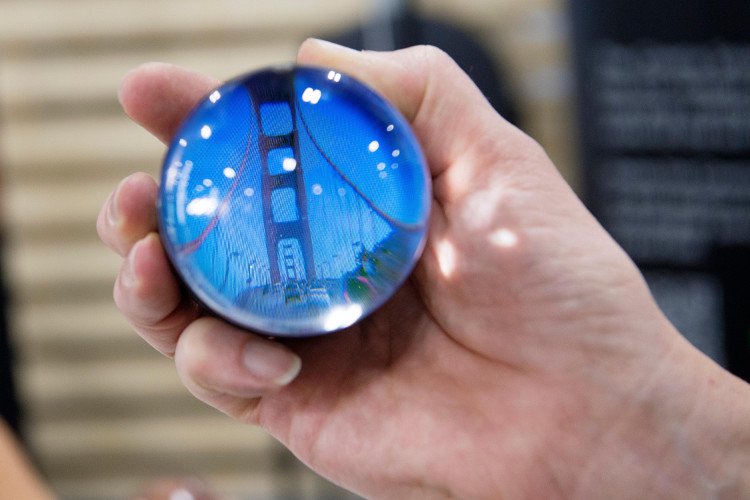 Quả cầu pha lê này có thể hiển thị video 360 độ bên trong y như quả cầu tiên tri