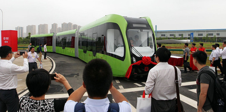 Ra mắt tàu điện không người lái, không đường ray ở Trung Quốc