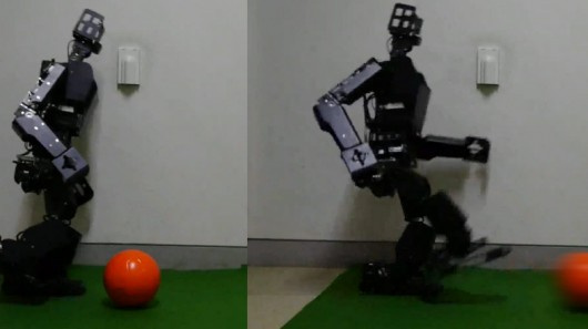 Robot đá bóng như người