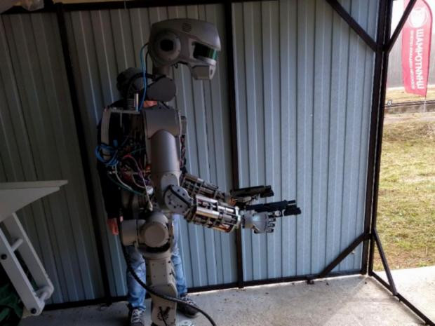 Robot Nga học cách bắn súng hai tay trước khi lên Mặt Trăng