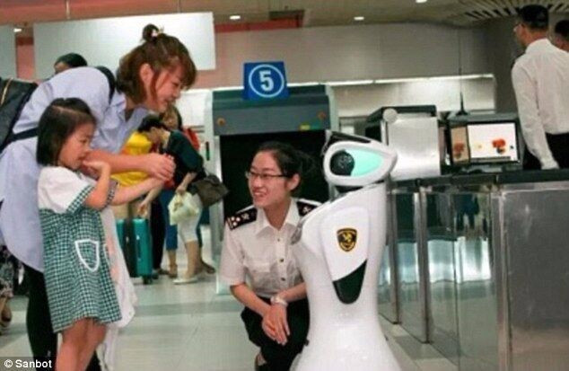 Robot sân bay biết nói 28 thứ tiếng và truy tìm tội phạm