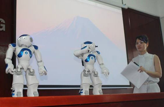 Robot thông minh dạy ngoại ngữ cho sinh viên ở Đồng Nai