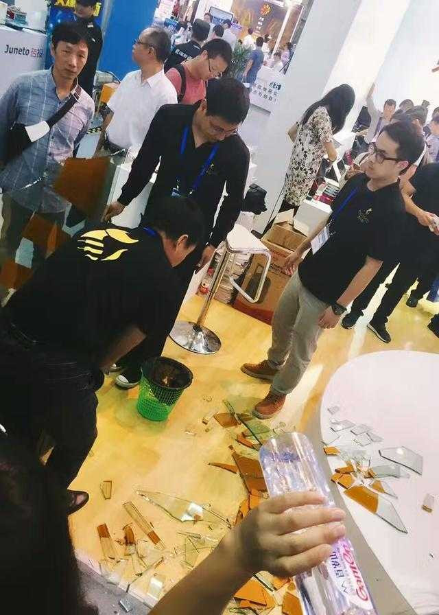 Robot Trung Quốc đập vỡ kính, gây thương tích cho con người