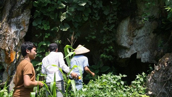 Rợn người cảnh vào hang đá khổng lồ, nơi ẩn mình của bầy trăn ở Sơn La