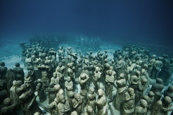 Rùng người trước những bức tượng lạ giữa lòng đại dương