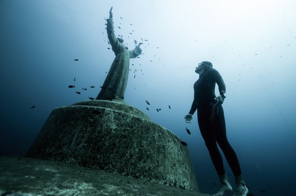 Rùng người trước những bức tượng lạ giữa lòng đại dương