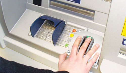 Rút tiền ATM bằng một ngón tay