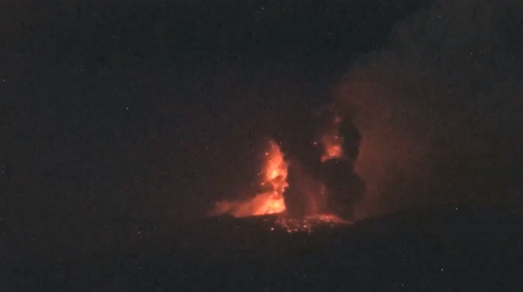 Sét lóe sáng trên miệng núi lửa phun trào ở Nhật