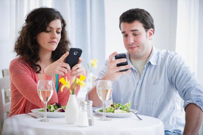 Smartphone khiến chúng ta mất hứng ăn?