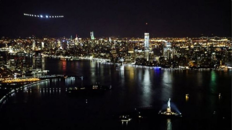 Solar Impulse 2 bay trên bầu trời và hạ cánh New York