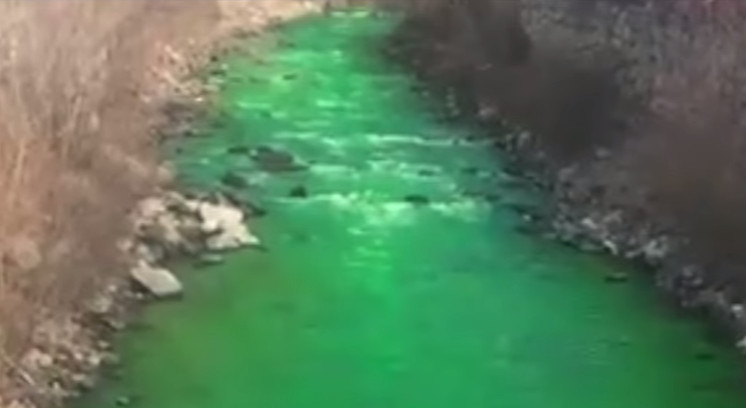 Sông Tây Ban Nha đổi màu xanh dạ quang bất thường gây lo sợ
