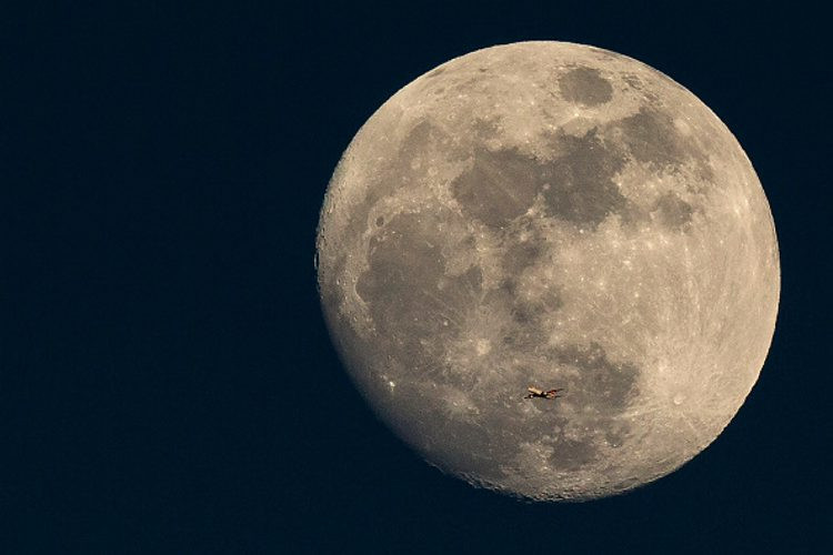 Space X chọn 2 công dân may mắn du hành Mặt Trăng năm 2018
