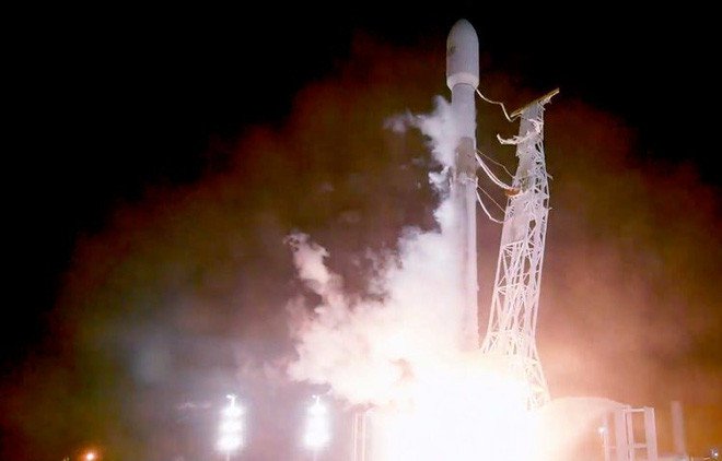 SpaceX phóng thành công 2 vệ tinh phát Internet, thử nghiệm dự án phát Internet toàn cầu