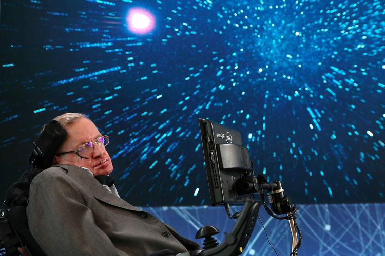 Stephen Hawking: Con người sẽ sống trên hành tinh khác trong 100 năm tới