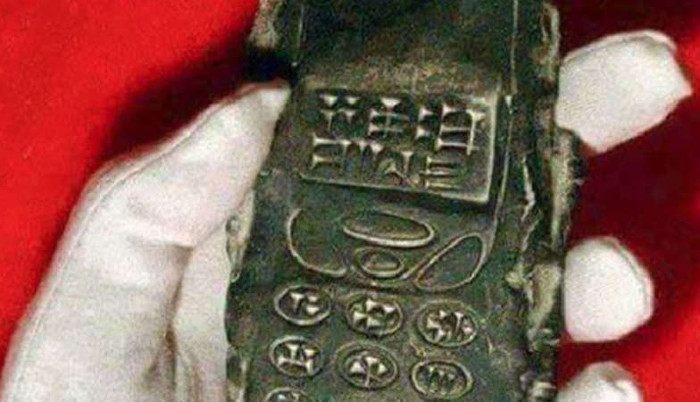 Sự thật bất ngờ về chiếc điện thoại di động 800 năm tuổi