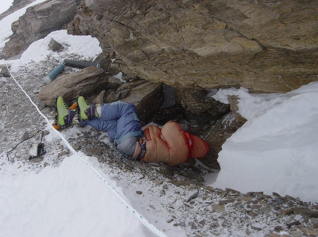 Sức khỏe con người trở thành vô nghĩa trên đỉnh nóc nhà thế giới Everest