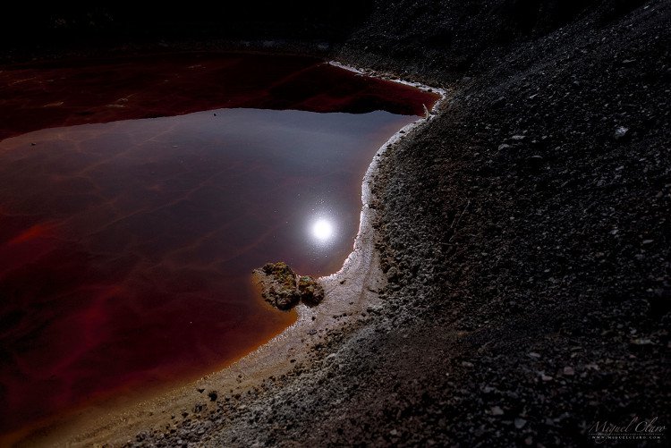 Sửng sốt trăng tròn in bóng trong hồ máu đỏ tựa sao Hỏa