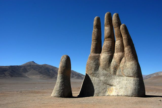 Tại sa mạc khô cằn nhất thế giới ẩn chứa một bàn tay khổng lồ như đang kêu cứu