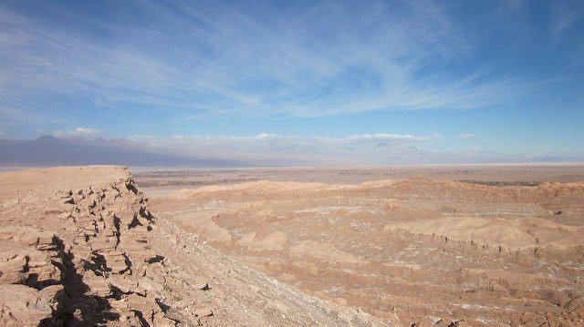 Tại sa mạc khô cằn nhất thế giới ẩn chứa một bàn tay khổng lồ như đang kêu cứu