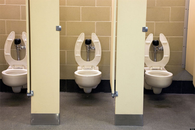 Tại sao bệ ngồi bồn cầu trong các toilet công cộng lại có hình chữ U?