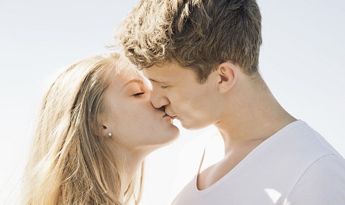 Tại sao chúng ta thường nhắm mắt khi hôn?