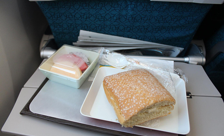 Tại sao đồ ăn trên máy bay thường rất dở?