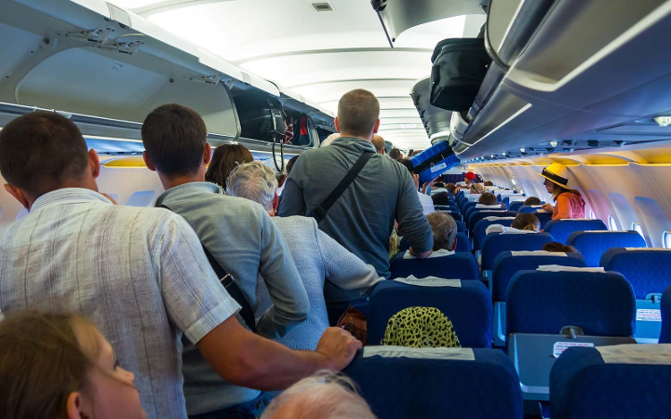Tại sao hành khách phải đợi lâu trước khi ra khỏi máy bay?