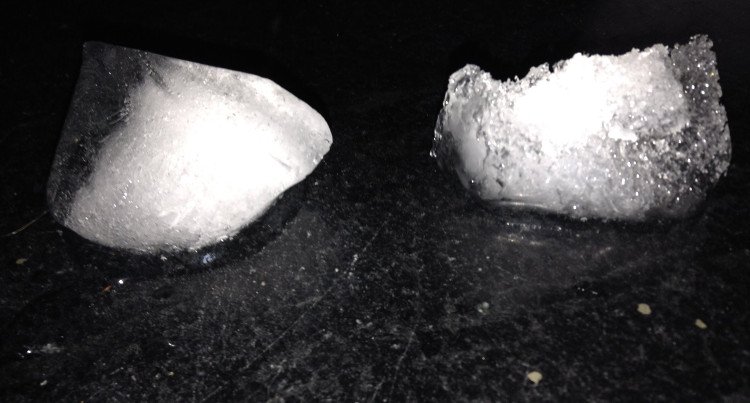Tại sao muối lại có thể làm tan nước đá một cách nhanh chóng?