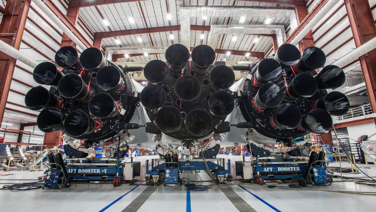 Tên lửa mạnh nhất thế giới của SpaceX khai hỏa 27 động cơ
