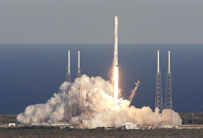 Tên lửa siêu mạnh của SpaceX, thấy lo nhiều hơn thích