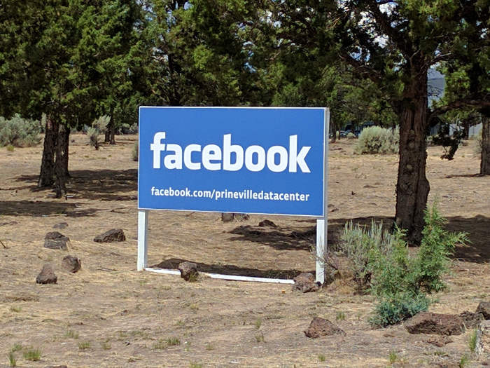 Tham quan data center của Facebook, nơi test app trên 2.000 chiếc điện thoại cùng lúc