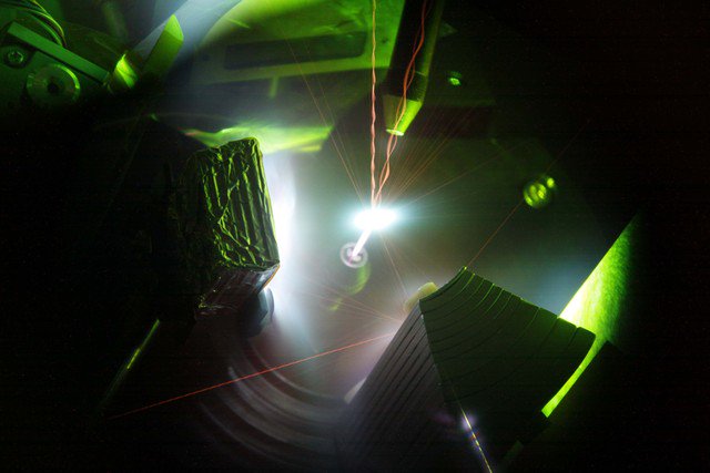 Tia laser 200 nghìn tỷ watt có thể tạo ra plasma nóng hơn Mặt Trời