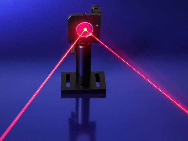 Tia laser tạo ra dòng điện siêu nhanh cho thấy, có thể dùng ánh sáng điều chỉnh vật chất