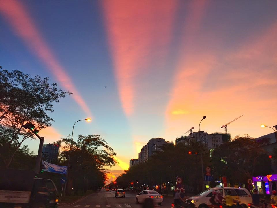 Tia nắng hình rẻ quạt gây chú ý trên bầu trời Sài Gòn